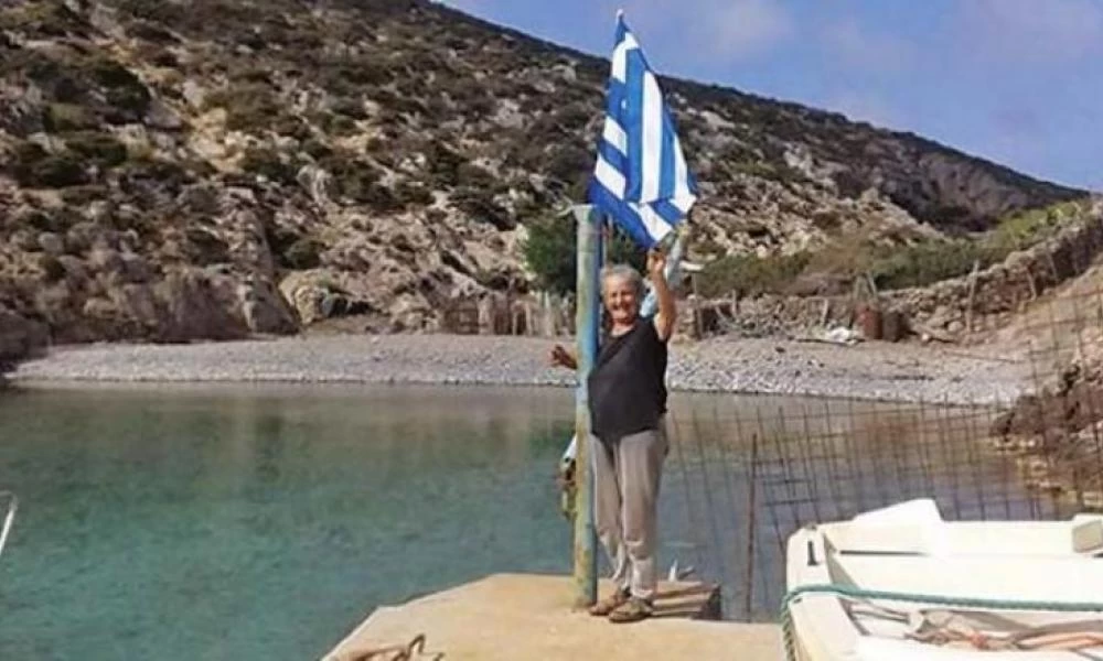 Η κυρά – Ρηνιώ από την Κίναρο μας εύχεται: Υγεία, χαρά και αγάπη (βίντεο)